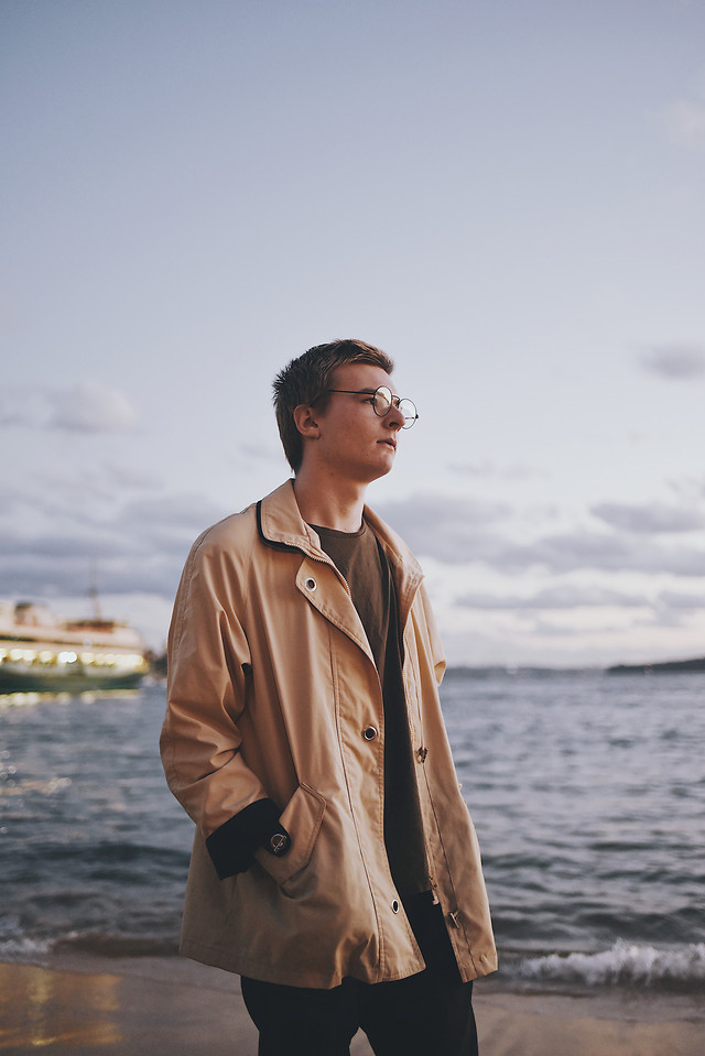man-beach-people-water-photograph 图片素材