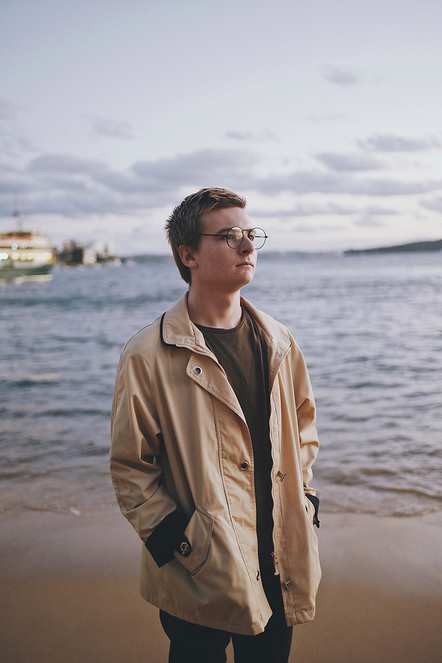 man-beach-people-water-one 图片素材