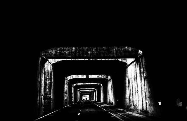 monochrome-dark-street-no-person-tunnel 图片素材