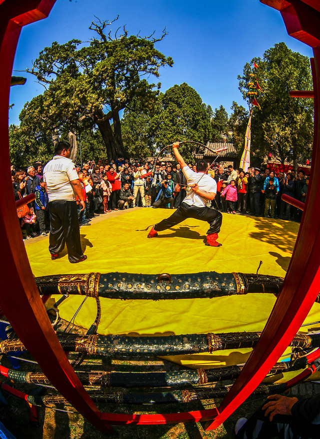 festival-people-yellow-crowd-celebration 图片素材