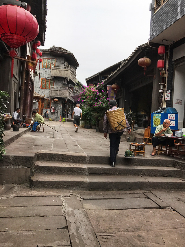 people-street-city-town-road 图片素材