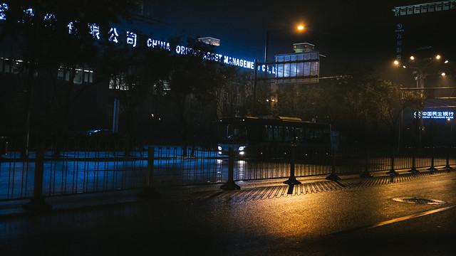 light-reflection-night-water-airport 图片素材