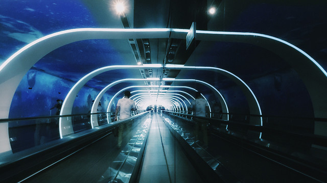 transportation-system-blur-fast-tunnel-subway-system 图片素材