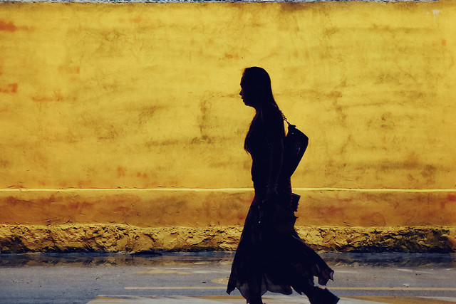 people-wear-street-yellow-girl 图片素材