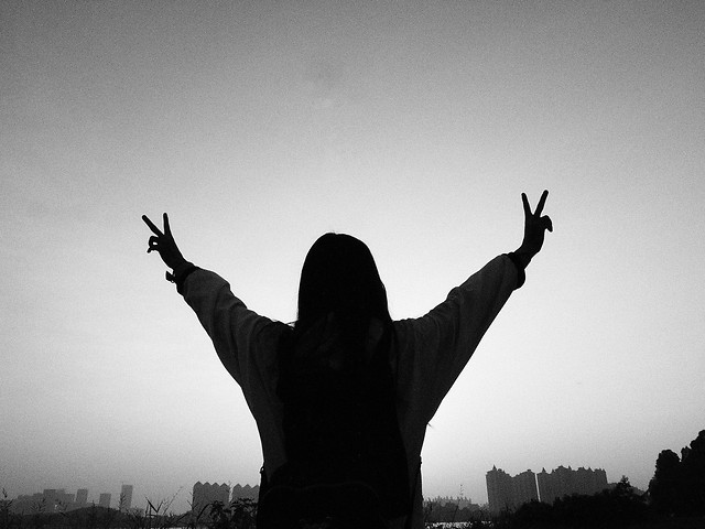 silhouette-sunset-backlit-people-one 图片素材