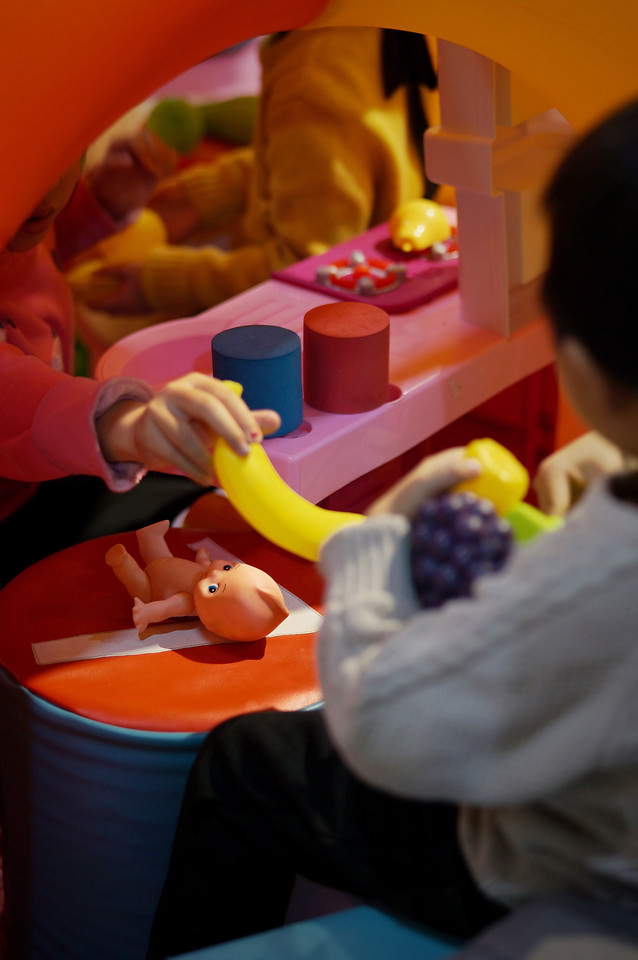 people-child-woman-adult-girl picture material