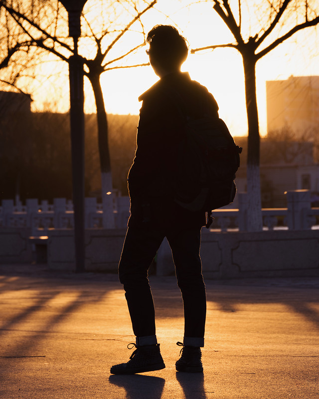 sunset-people-backlit-silhouette-man 图片素材