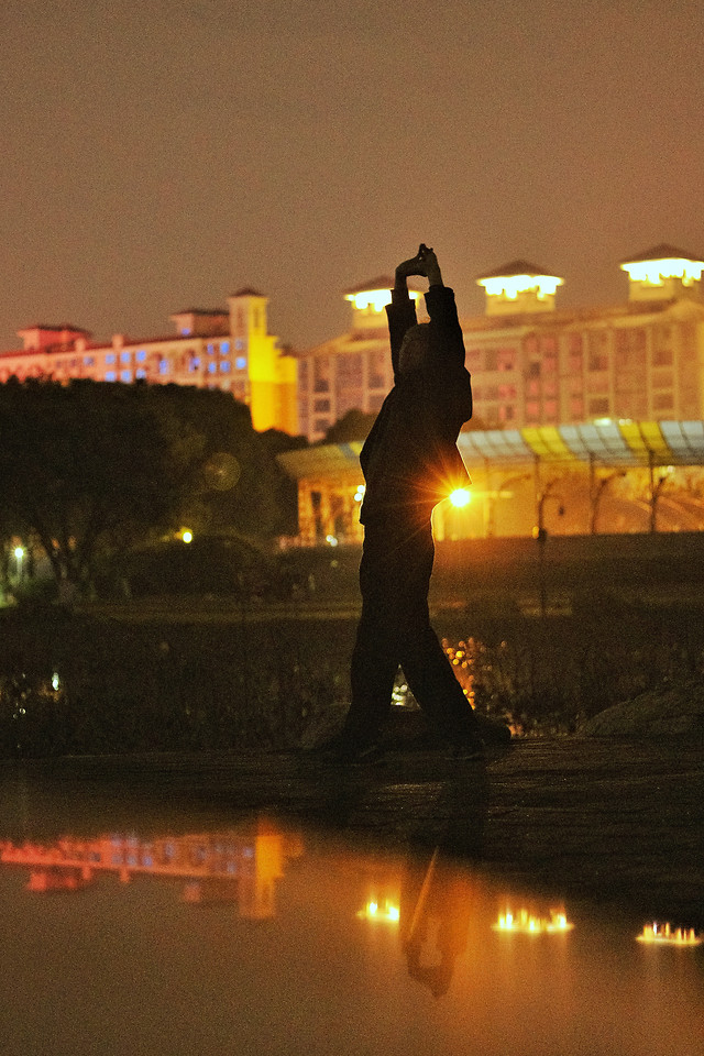 people-city-water-light-reflection 图片素材