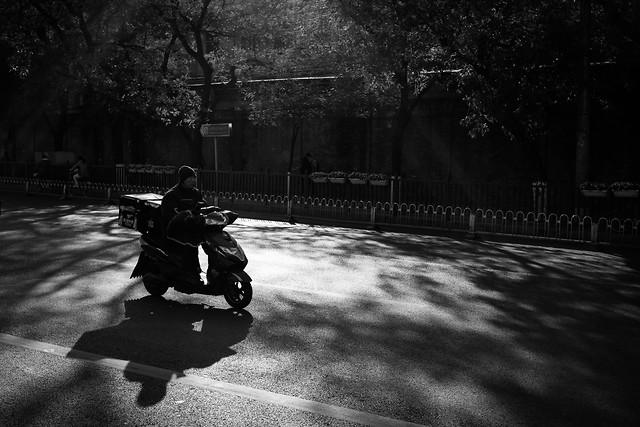 monochrome-people-street-black-one 图片素材