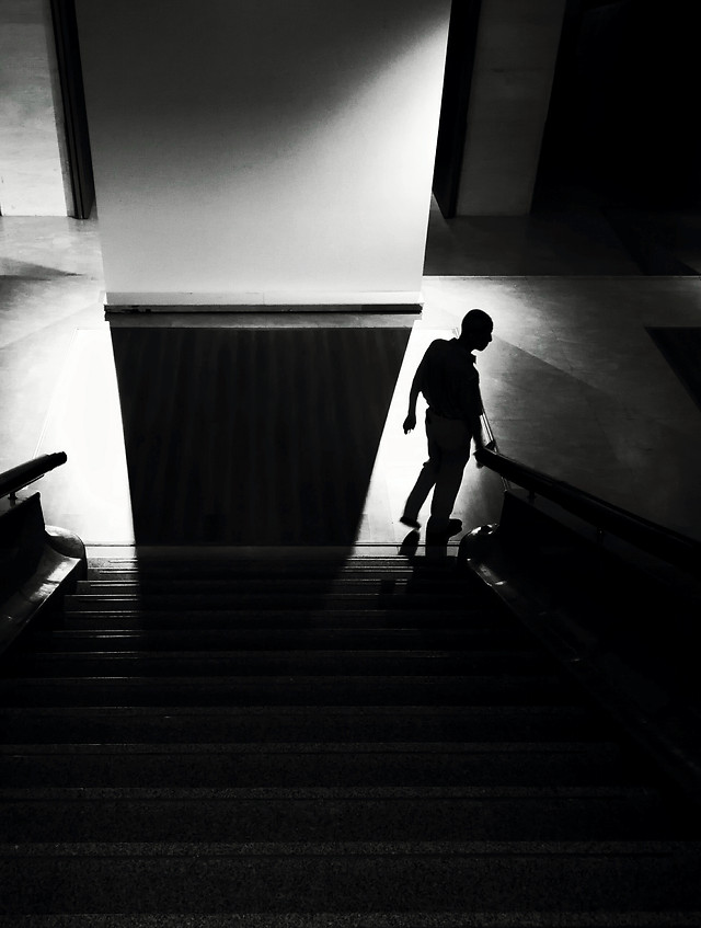 step-people-monochrome-light-white 图片素材