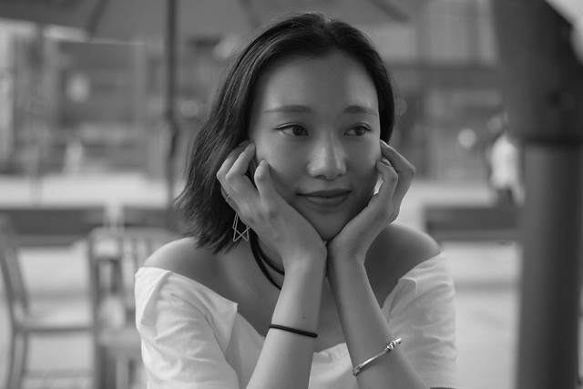 woman-monochrome-people-street-indoors 图片素材