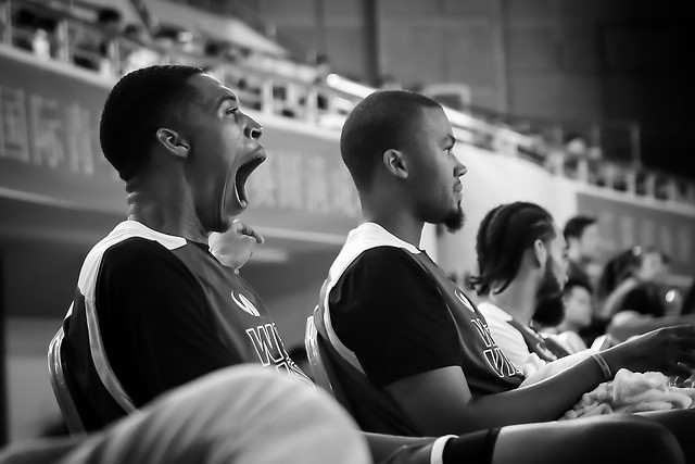 monochrome-people-street-man-white 图片素材