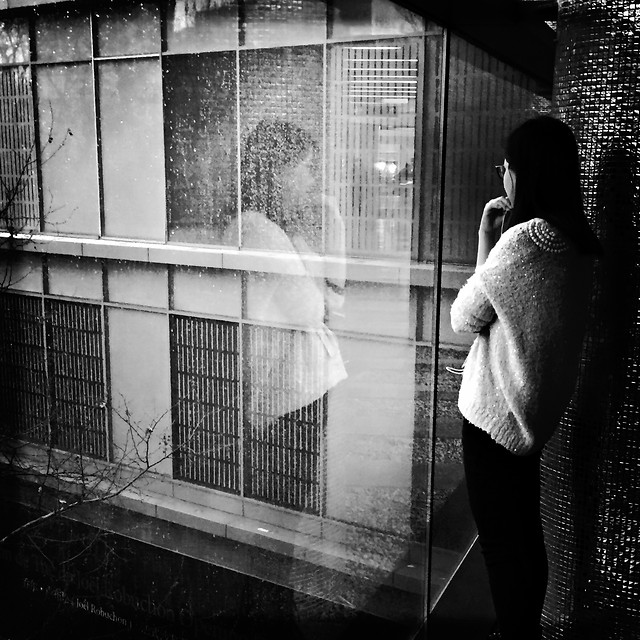 monochrome-people-window-adult-street 图片素材