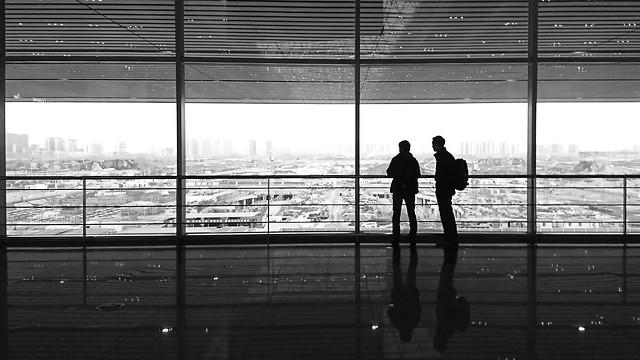 monochrome-reflection-people-airport-city 图片素材