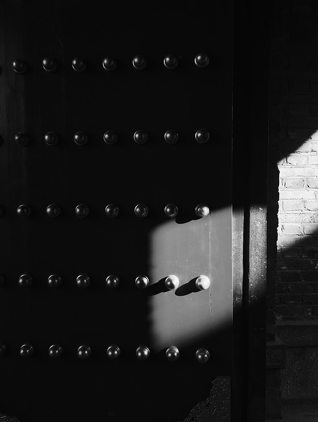 monochrome-door-no-person-black-rain 图片素材