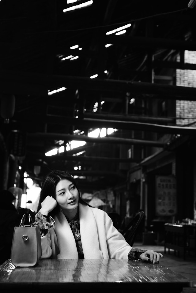 monochrome-people-adult-street-woman 图片素材