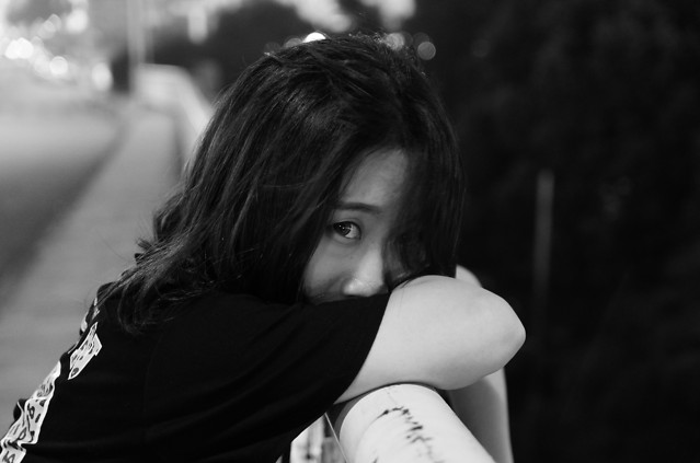 woman-girl-black-and-white-monochrome-portrait 图片素材