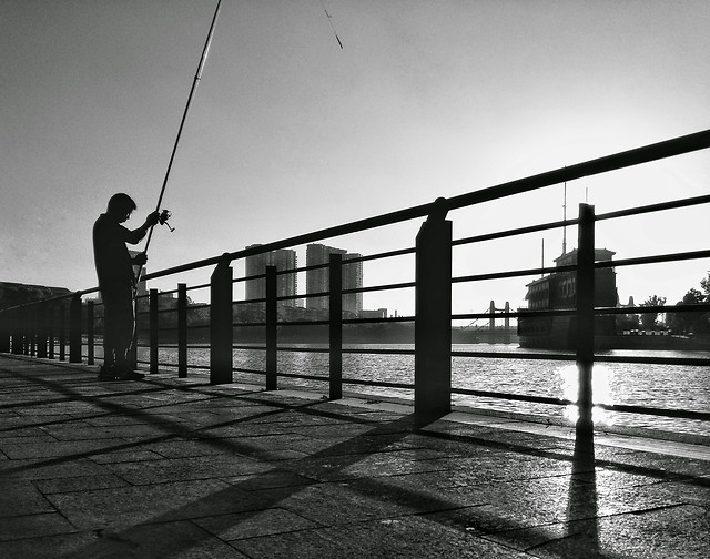 monochrome-people-pier-beach-street 图片素材