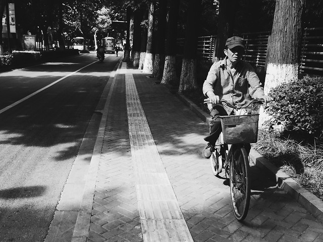 people-street-land-vehicle-group-together-adult 图片素材