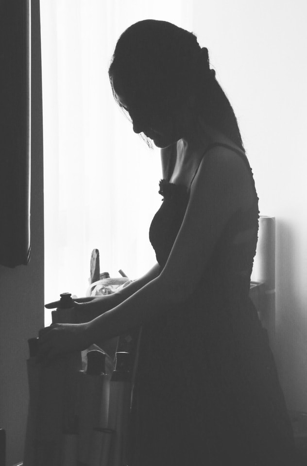 portrait-black-and-white-woman-retro-black picture material