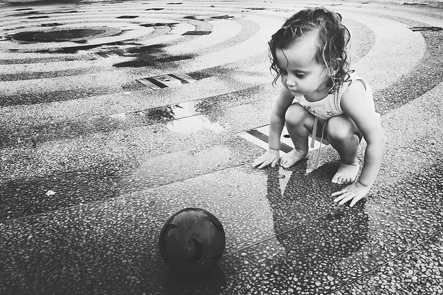 child-people-monochrome-beach-water 图片素材