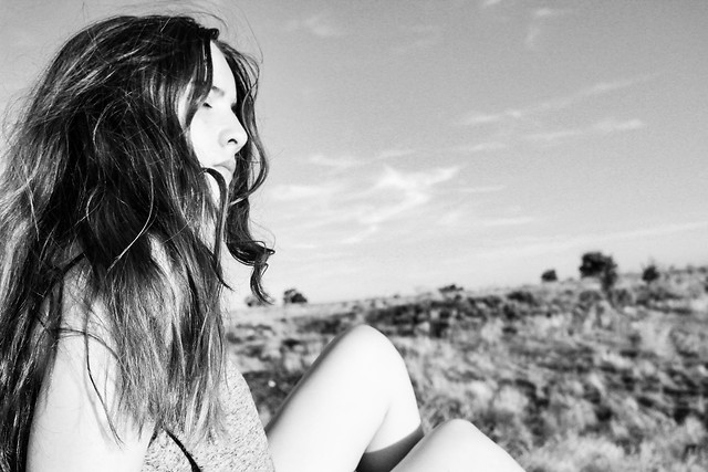 monochrome-girl-portrait-people-beach 图片素材