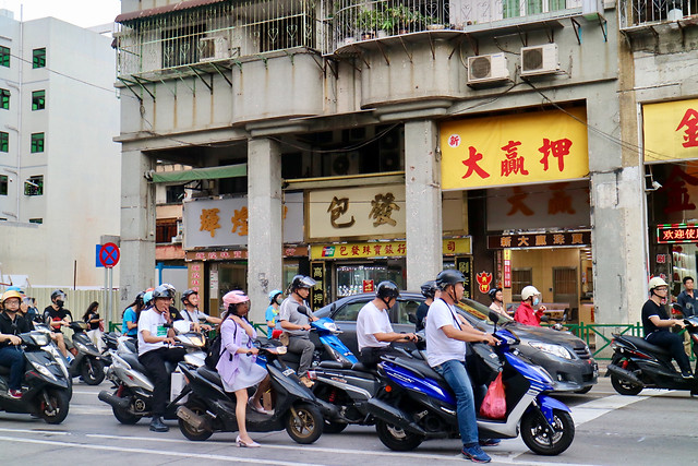 vehicle-bike-road-street-people 图片素材
