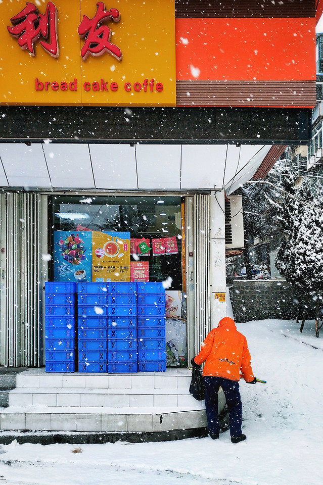 snow-winter-street-people-christmas picture material