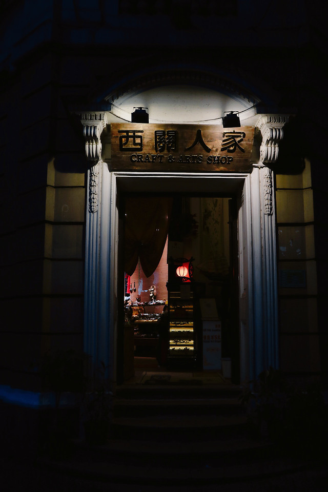 people-no-person-light-indoors-one 图片素材