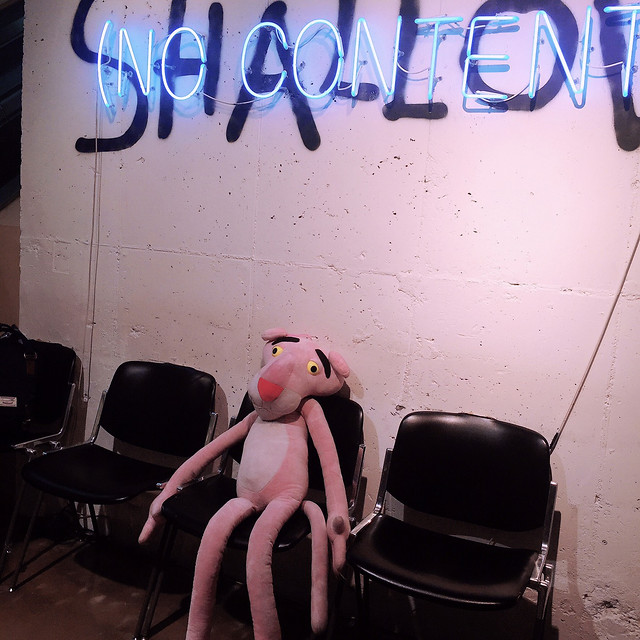 indoors-sit-woman-pink-people 图片素材