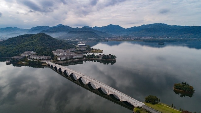 autumn-the-rain-is-cooling-and-siming-lake-in-ningbo-is-still-beautiful picture material