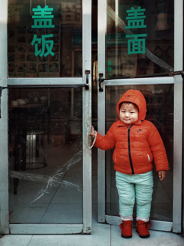 child-people-red-family-street 图片素材