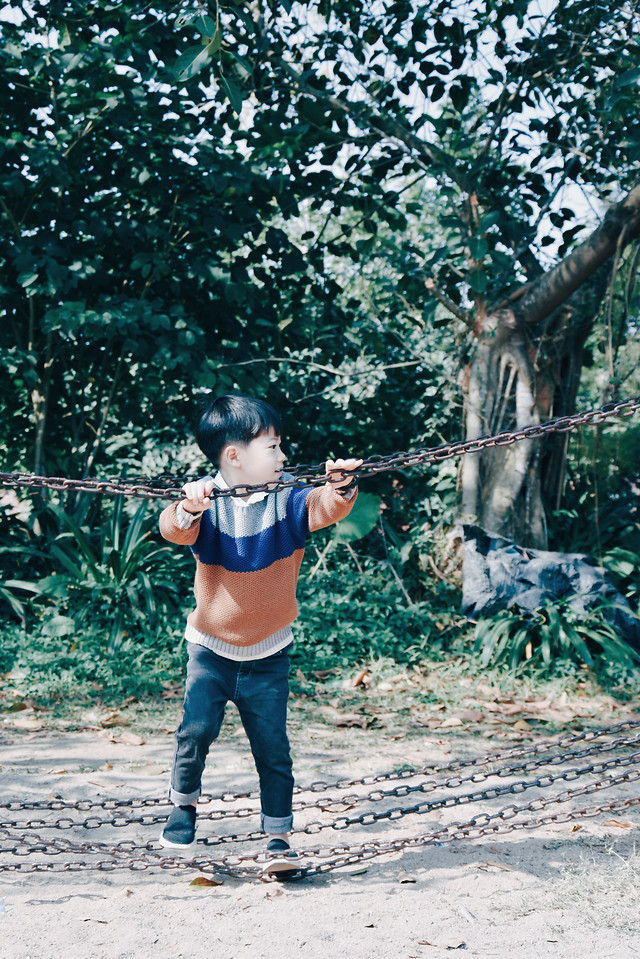 child-outdoors-tree-one-people 图片素材