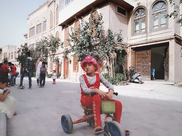 street-people-city-road-child 图片素材