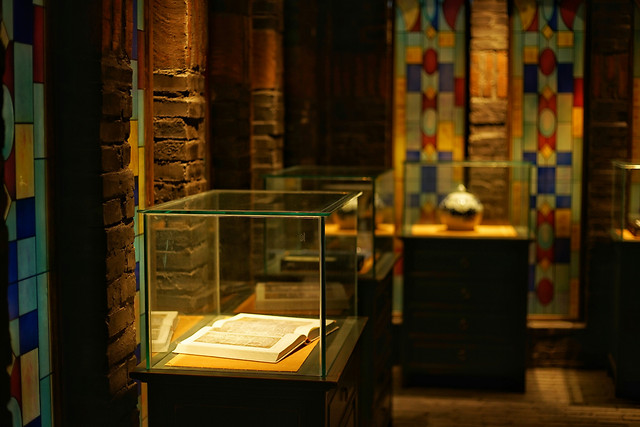 library-shelf-indoors-stock-no-person picture material