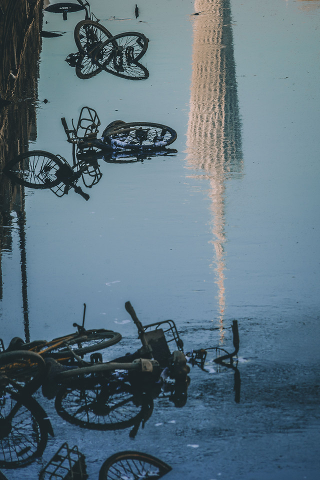 wheel-vehicle-transportation-system-water-reflection picture material