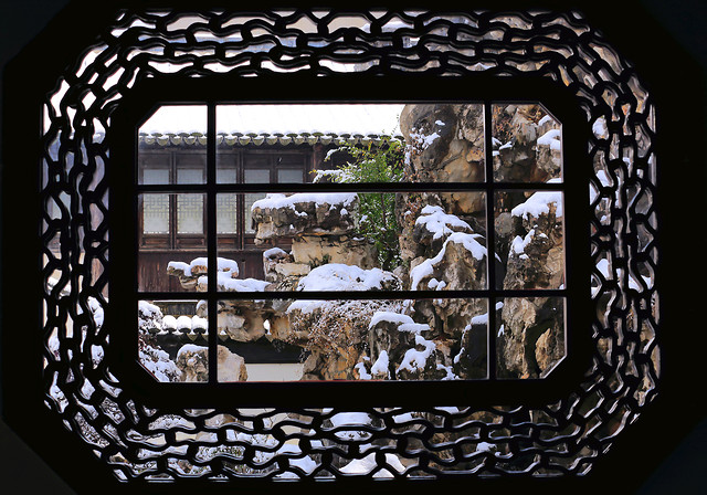 用手机在上海拍摄古典园林檀园雪景 图片素材