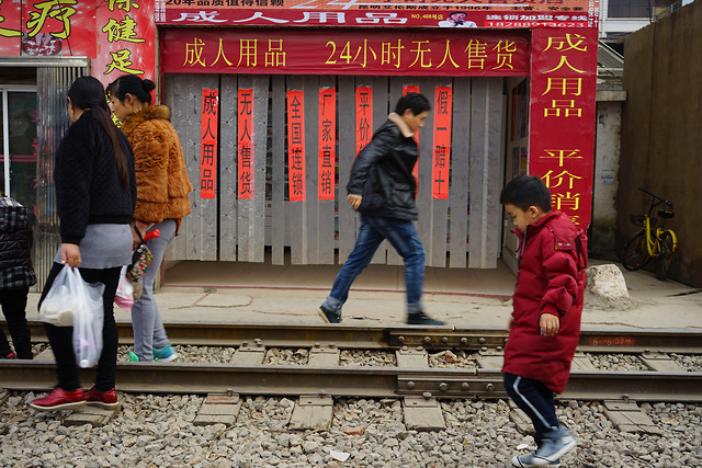 people-street-festival-red-wear 图片素材