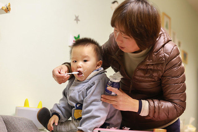 child-family-indoors-woman-togetherness 图片素材