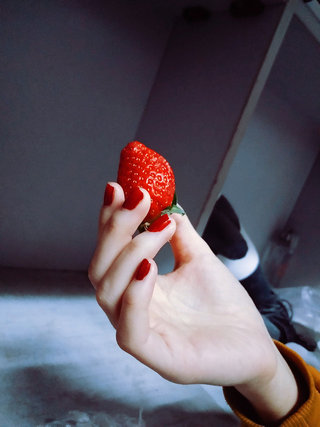 people-woman-hand-food-fruit picture material