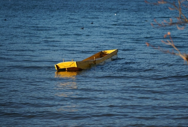 water-transportation-vehicle-yellow-boat-water 图片素材