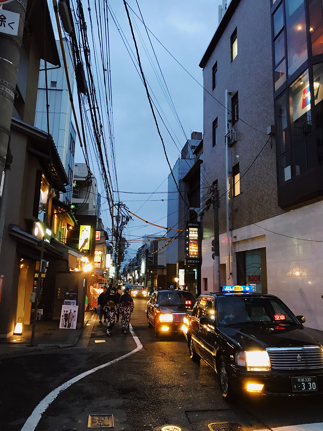 road-street-car-traffic-city 图片素材