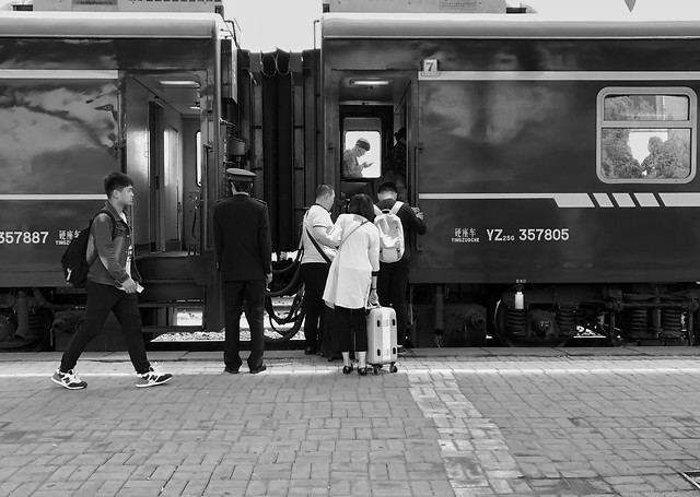 people-street-train-railway-transportation-system 图片素材