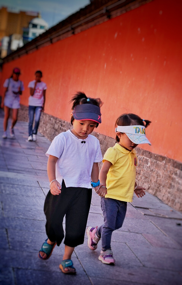 people-child-man-street-photograph 图片素材