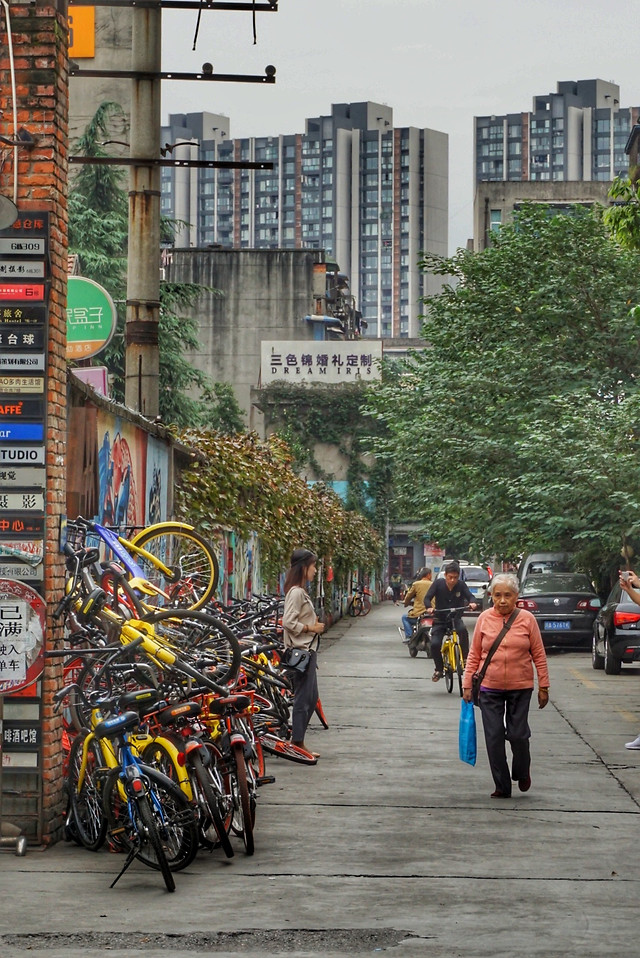 land-vehicle-street-road-city-people 图片素材