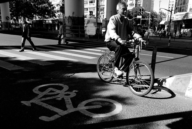 street-monochrome-people-bike-road 图片素材