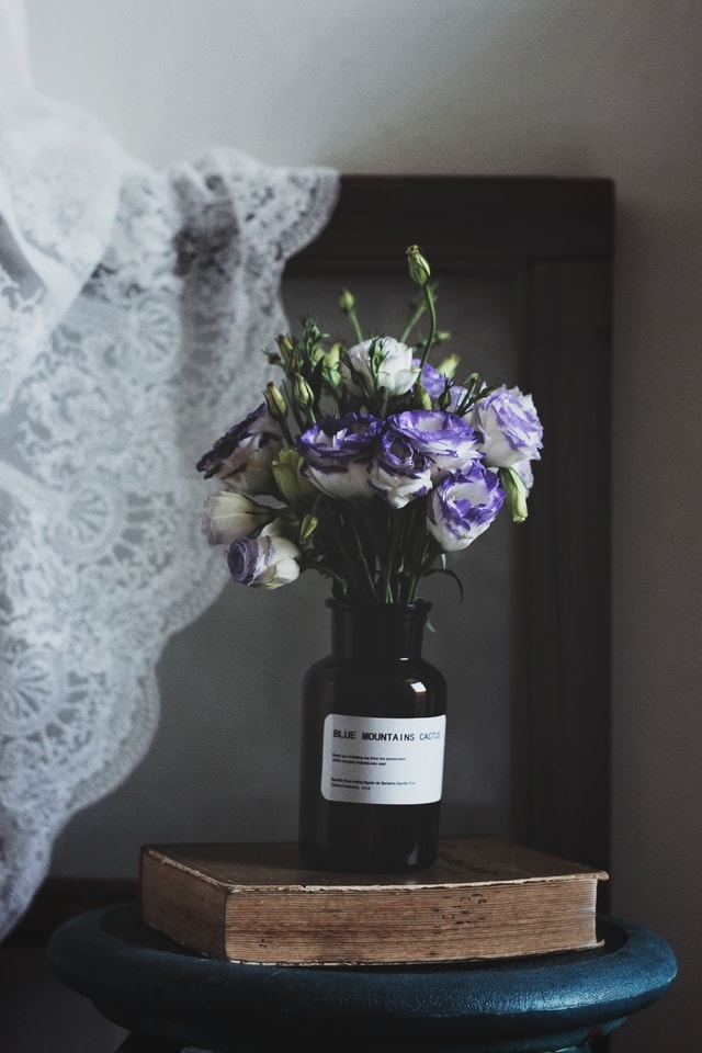 flower-vase-still-life-lace-bottle 图片素材