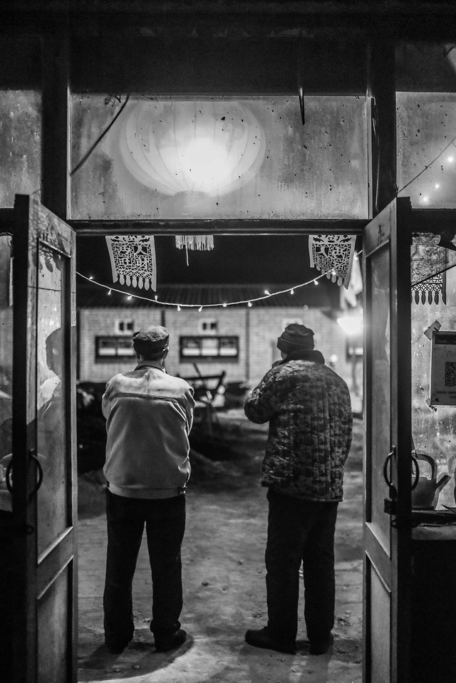 people-street-adult-two-group-together 图片素材