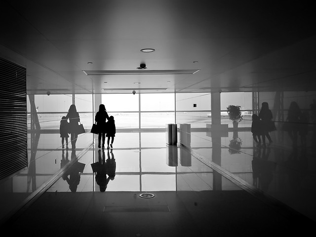 monochrome-people-airport-silhouette-light 图片素材