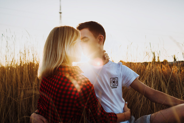 people-sunset-woman-love-outdoors 图片素材